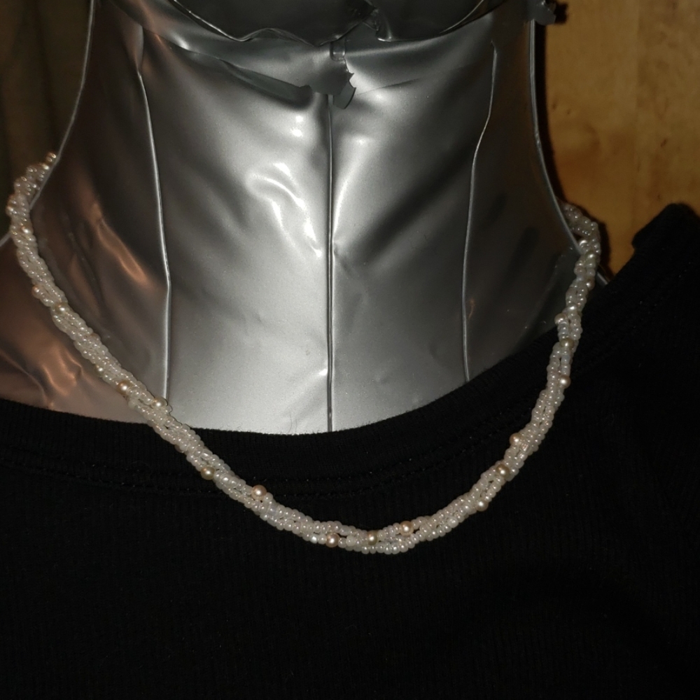 Darling mixed bead pearlescent necklace. NWT